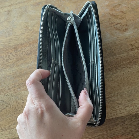 Michael Kors Black Wallet with zipper - Picture 6 of 6